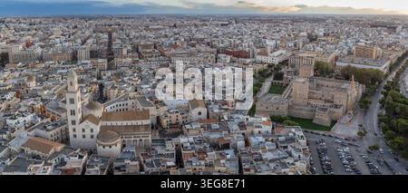 Ein weitläufiger Blick aus der Luft fängt die historische Stadt Bari in Italien ein. Stockfoto