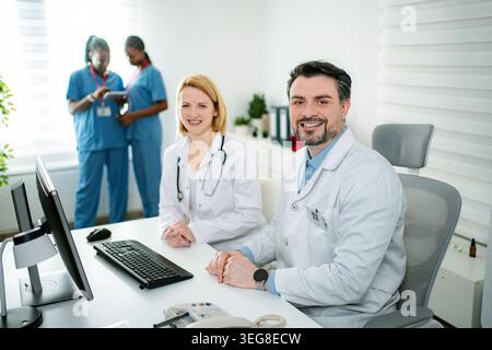 Medizinisches Team, das in der Klinik arbeitet, lächelt in die Kamera Stockfoto
