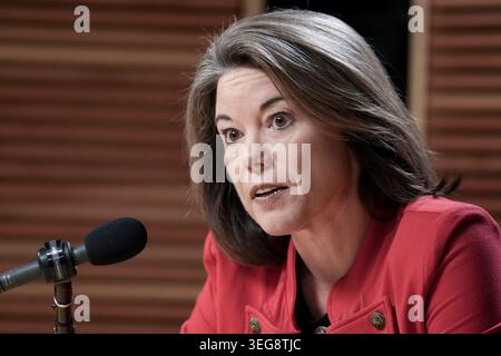 Angie Craig tritt am 4. Oktober 2024 in einer Debatte in den MPR-Studios in St. Paul, Minnesota, gegen den republikanischen Kandidaten für den zweiten Kongressbezirk Minnesota, Joe Teirab, an. (Foto: Glen Stubbe/Minnesota Star Tribune/TNS/SIPA USA) Stockfoto