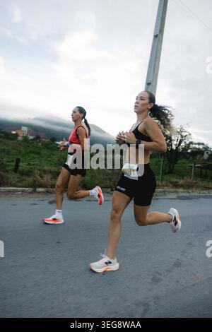 BALNEARIO CAMBORIU, BRASILIEN-29. März 2026: Zwei Athleten in Aktion, die während eines offiziellen Marathons auf der Straße laufen. (Foto: Juliano Ferreira) Stockfoto