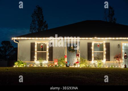 Weihnachtslichter und beleuchtete Ornamente auf dem Vorhof von Florida. Warmes Neujahrsfest in tropischem Klima. Stockfoto