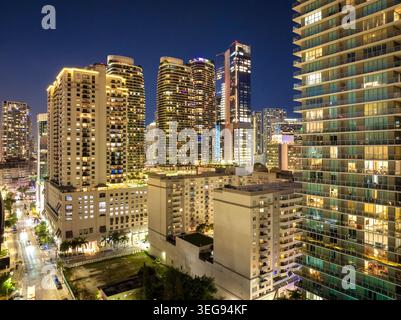 Downtown District von Miami in Florida, USA. Urbane Landschaft mit hohen Wolkenkratzern in der modernen amerikanischen Stadt bei Sonnenuntergang Stockfoto