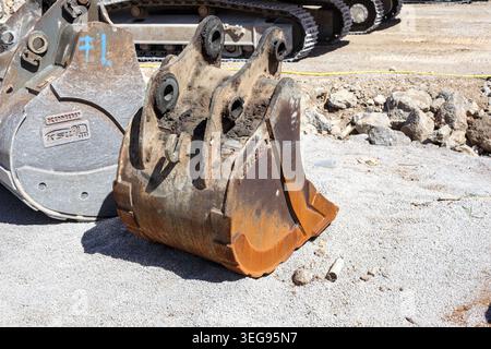 Großer rostiger Grabenschaufel für einen Bagger, der in einer Bauzone in Kastav, Kroatien, auf Schmutz geparkt ist. Stockfoto