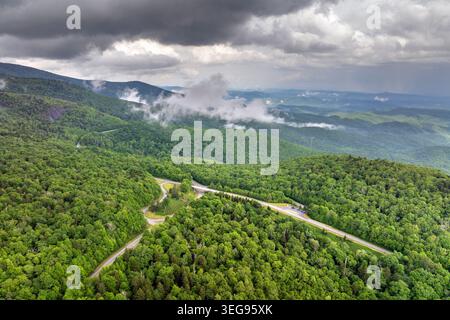 Roadtrip durch die Appalachen. Beacon Heights Parkplatz mit Blick auf den parkway mit Wald Natur in der Sommersaison. Wunderschöne Natur von Stockfoto