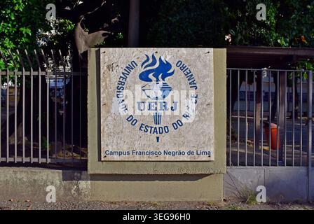 RIO DE JANEIRO, BRASILIEN - 19. Juni 2025: Emblem der Staatlichen Universität Rio de Janeiro (UERJ) Stockfoto
