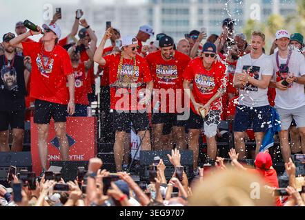 Florida Panthers Defenseman Niko Mikkola, Center Anton Lundell, Defenseman Jaycob Megna, Center Jesper Boqvist, Defenseman Gustav Forsling, und in der Mitte Eetu Luostarinen spritzt man Champagner auf die Fans, während er auf der Bühne während der Panthers' Stanley Cup Siegerparade und Rallye auf der A1A am Sonntag, den 22. Juni 2025, in Fort Lauderdale, Florida, feiert. (Foto: Al Diaz/Miami Herald/TNS/SIPA USA) Stockfoto