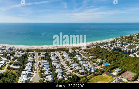 Große Wohnhäuser in der kleinen Inselstadt Boca Grande auf Gasparilla Island im Südwesten Floridas. Amerikanische Uferhäuser in ländlichen Vororten der USA Stockfoto