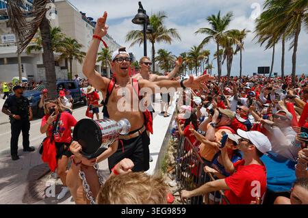 Evan Rodrigues und Gustav Forsling begrüßen die Fans bei der Florida Panthers Stanley Cup Siegesparade und Rallye am Strand entlang der A1A am 22. Juni 2025 in Fort Lauderdale, Florida. (Foto: Al Diaz/Miami Herald/TNS/SIPA USA) Stockfoto