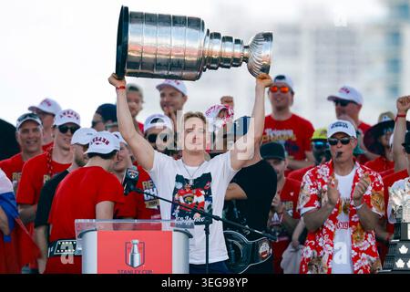 Gustav Forsling, Verteidiger der Florida Panthers, feiert den Stanley Cup, während die Mannschaftskollegen am Sonntag, den 22. Juni 2025, in Fort Lauderdale, Florida, auf der Bühne während der Siegesparade des Teams feiern. (Foto: Al Diaz/Miami Herald/TNS/SIPA USA) Stockfoto