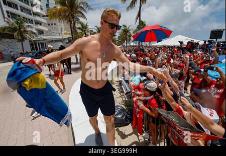 Gustav Forsling begrüßt die Fans bei der Florida Panthers Stanley Cup-Siegesparade und -Kundgebung am Strand entlang der A1A am 22. Juni 2025 in Fort Lauderdale, Florida. (Foto: Al Diaz/Miami Herald/TNS/SIPA USA) Stockfoto