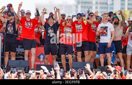 Florida Panthers linker Flügel A. J. Greer, Verteidiger Niko Mikkola, rechter Flügel Mackie Samoskevich, Mitte Anton Lundell (15), Mitte Jesper Boqvist und Verteidiger Gustav Forsling feiern auf der Bühne während der Panthers' Stanley Cup Siegesparade und Rallye entlang der A1A am Sonntag, 22. Juni 2025, in Fort Lauderdale, Florida. (Foto: Al Diaz/Miami Herald/TNS/SIPA USA) Stockfoto