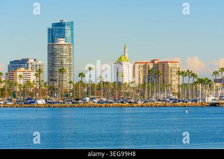 Long Beach, Kalifornien - 7. Januar 2026: Blick über blaues Wasser in Richtung der Skyline und des Yachthafens von Long Beach, Kalifornien. Zur Ausstattung gehören Wolkenkratzer, p Stockfoto