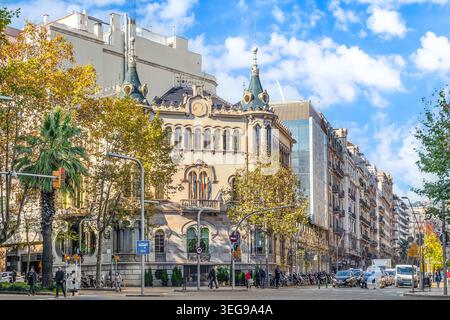 Barcelona, Spanien - 26. November 2021: Blick von der Avinguda Diagonal in Richtung Casa Perez Samanillo von Joan Josep Hervas i Arizmendi in Barcelona Stockfoto