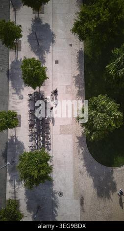 Blick von oben auf die enge Steinstraße mit Bäumen und Schatten in Lissabon, Portugsl Stockfoto