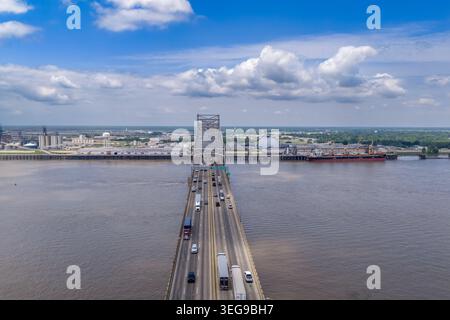 Ein Drohnenfoto mit Blick nach Osten über die Horace Wilkinson Bridge (I-10), die den Mississippi River bei Baton Rouge, Louisiana, mit der bri überspannt Stockfoto