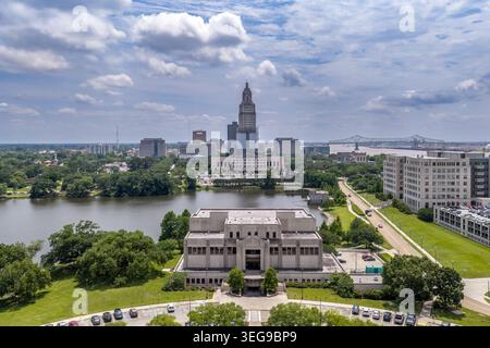 Eine Drohnenaufnahme des Louisiana State Capitol Complex in Baton Rouge, von Süden aus gesehen, zeigt den ikonischen Art déco Capitol Tower in t Stockfoto