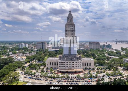 Eine Drohnenaufnahme des Louisiana State Capitol-Gebäudes in Baton Rouge aus dem Osten, die die volle Höhe des legendären Art déco-Skyscr zeigt Stockfoto