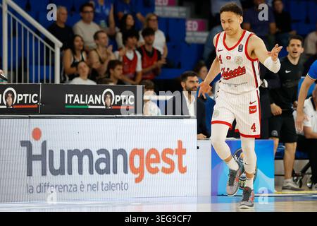 IPA84839089 - Colbey Ross #4 von Pallacanestro Trieste feiert nach einem Torschuss im zweiten Spiel des Viertelfinalspiels der LBA Lega Basket Serie A zwischen Germani Brescia und Pallacanestro Trieste am 18. Mai 2026 in Brescia, Italien Stockfoto