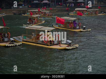 Am Ufer des Li Flusses in Yangshuo, Guangxi, sammeln sich Bambusflöße mit chinesischer Flagge Stockfoto
