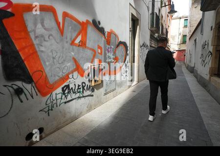 Enge Straße in der Altstadt von Lloret de Mar, Katalonien, Spanien. Stockfoto