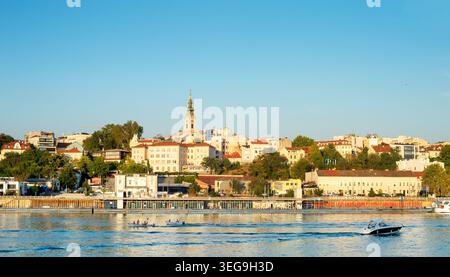 BELGRAD, SERBIEN - 18. August 2025: Panoramablick auf Belgrads historisches Viertel von der Save mit der Kathedrale St. Michael dem Stockfoto