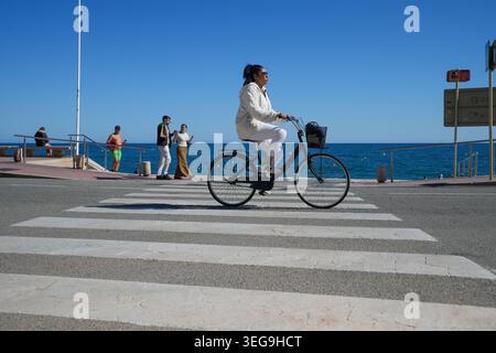 Nicht identifizierte Menschen in Lloret de Mar, einer Stadt an der spanischen Costa Brava Stockfoto