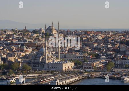 Panoramablick vom Galata-Turm über die Neue Moschee, das Goldene Horn und das historische Istanbul im warmen Abendlicht. Stockfoto