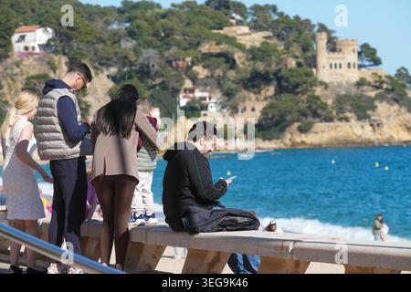Nicht identifizierte Menschen in Lloret de Mar, einer Stadt an der spanischen Costa Brava Stockfoto
