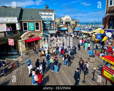 Touristen am Pier 39, Fisherman’s Wharf, San Francisco, Kalifornien Stockfoto
