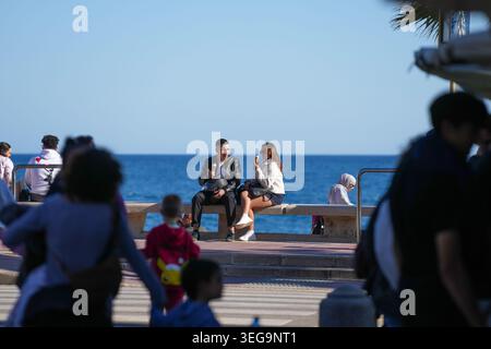 Nicht identifizierte Menschen in Lloret de Mar, einer Stadt an der spanischen Costa Brava Stockfoto