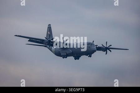 Zürich, Schweiz, 17. Januar 2026: Ein Lockheed Martin C-130J-30 Super Hercules von der United States Air Force (USAF) ist auf dem letzten Anflug zur Runwa Stockfoto