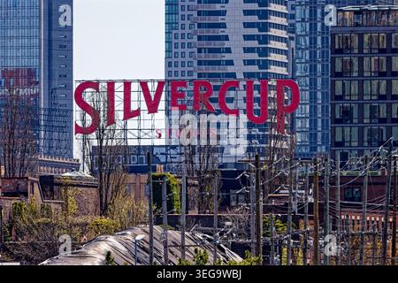 Die Silvercup Studios erbten das berühmte Silvercup Brotschild, als es die ehemalige Bäckerei in Film- und Fernsehstudios umbaute. Stockfoto