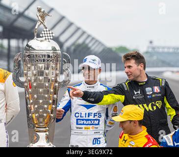 Indianapolis, Indiana, USA. Mai 2026. Der viermalige Indianapolis-Sieger Helio Castroneves aus Brasilien, links, und der Indianapolis-Sieger will Power of Australia 500 aus dem Jahr 2018 schauen sich die Borg-Warner Trophy während der MondayÃs-Fotosession auf dem Indianapolis Motor Speedway an. Montag, 18. Mai 2026. Quelle: Thomas J. Russo/ZUMA Wire/Alamy Live News Stockfoto