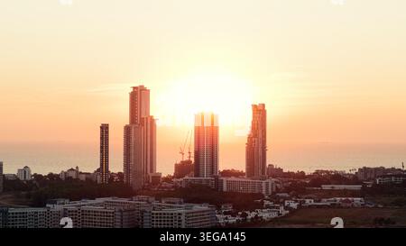 Pattaya Stadtlandschaft mit Hochhäusern vor einem pulsierenden Sonnenuntergang Stockfoto