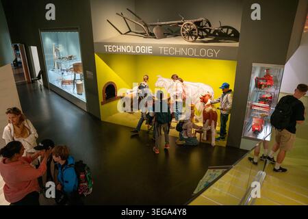 Prag, Tschechische Republik. Mai 2026. Besucher besuchen das Nationalmuseum für Landwirtschaft in Prag, Tschechische Republik, 18. Mai 2026. Das Museum wurde für die Öffentlichkeit kostenlos geöffnet und hielt am Montag eine Reihe von Veranstaltungen ab, um den Internationalen Museumstag zu feiern. Quelle: Dana Kesnerova/Xinhua/Alamy Live News Stockfoto