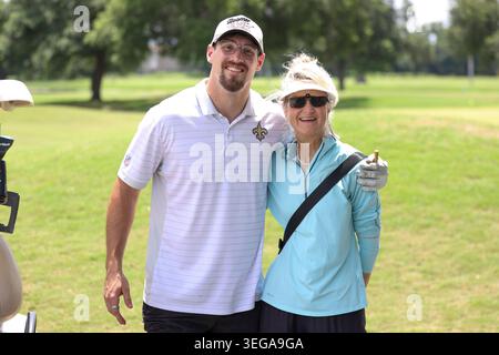 Kenner, Usa. Mai 2026. Linebacker Danny Stutsman posiert für ein Foto mit einem Fan während des jährlichen Hall of Fame Golfturniers der New Orleans Saints im Chateau Golf and Country Club am Montag, den 18. Mai 2026 in Kenner, Louisiana. (Foto: Peter G. Forest/SIPA USA) Credit: SIPA USA/Alamy Live News Stockfoto
