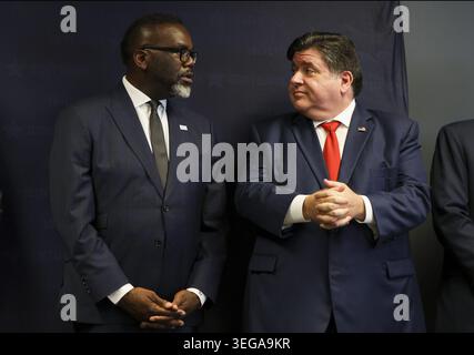 Chicago, Usa. Mai 2026. Der Bürgermeister von Chicago Brandon Johnson, links, und der Gouverneur von Illinois, JB Pritzker, unterhalten sich am 25. Juli 2024 auf einer Pressekonferenz in Chicago. Die Beamten erschienen zusammen, um Fragen der Koordinierung der kommunalen und staatlichen Politik zu erörtern. (Foto: Eileen T. Meslar/Chicago Tribune/TNS/SIPA USA) Credit: SIPA USA/Alamy Live News Stockfoto