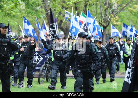 Polizeibeamte bewachen Demonstranten während einer Kundgebung zum Nationalpatriot Day, der am 18. Mai 2026 in Montreal, Kanada, den Unabhängigkeitstag von Quebec feiert. (Credit Image: © Horacio Zamora/eyepix via ZUMA Press Wire) NUR REDAKTIONELLE VERWENDUNG! Nicht für kommerzielle ZWECKE! Stockfoto