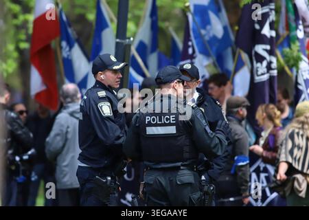 Polizeibeamte bewachen Demonstranten während einer Kundgebung zum Nationalpatriot Day, der am 18. Mai 2026 in Montreal, Kanada, den Unabhängigkeitstag von Quebec feiert. (Credit Image: © Horacio Zamora/eyepix via ZUMA Press Wire) NUR REDAKTIONELLE VERWENDUNG! Nicht für kommerzielle ZWECKE! Stockfoto