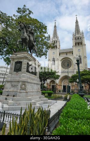 Guayaquil, Ecuador - 18. Mai 2026: Denkmal für Simon Bolivar, Autor Giovanni Anderlini im Jahr 1889 im Seminario Park vor der Kathedrale. Stockfoto