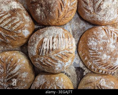 Frisch gebackenes Brot, frisch gebackenes französisches Landbrot zum Verkauf. Stockfoto