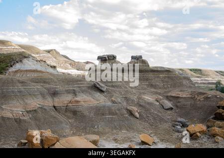 Atemberaubender Panoramablick auf die kanadischen Badlands in Drumheller, Alberta. Das Bild zeigt die legendären Felsformationen in Schichten und die komplizierten Hoodoos Stockfoto