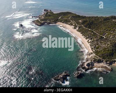 Ein atemberaubender Blick aus der Luft zeigt eine unberührte Küstenlandschaft mit lebendigem blauem Wasser und Sandstränden. Diese hochauflösende Bilderfassung Stockfoto