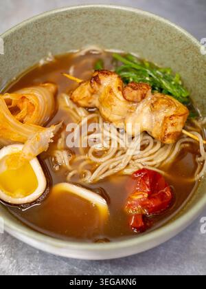 Hähnchenramen traditionelle orientalische Mahlzeit Ei scharf Stockfoto