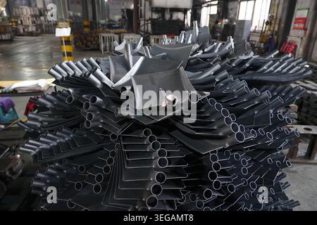 Zusammengesetzte Stahlschaufeln, Spezialschaufeln für industrielle Produktionsprodukte Stockfoto