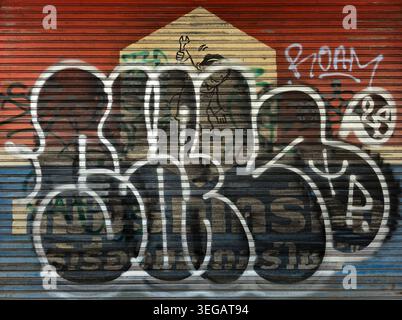 Song Wat, Bangkok Thailand – 17. Mai 2026: Illegale Graffiti auf einem Rollladen in Song Wat, was urbanen Vandalismus widerspiegelt und vernachlässigt wird Stockfoto