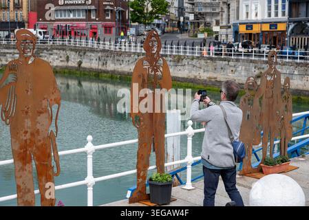 Ramsgate, Großbritannien. Mai 2026. Ein Mitglied der Öffentlichkeit macht ein Foto von den Installationen im Royal Harbour in Ramsgate. Sie stehen mit Giants Silhouetten, die im Ramsgate Harbour, Großbritannien, installiert wurden, um die Rolle der Stadt im Krieg zu ehren. Die vorübergehende Installation von 338 lebensgroßen Soldaten, einer pro 1000 Soldaten, die 1940 von den Stränden in Dünkirchen gerettet wurden, in Operation Dynamo. Quelle: SOPA Images Limited/Alamy Live News Stockfoto