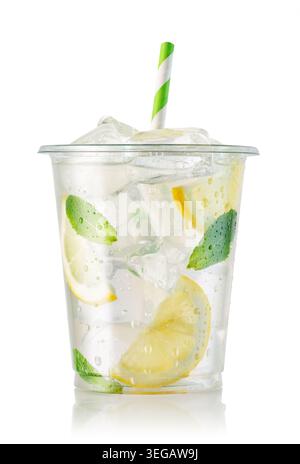 Limonade im transparenten Einweg-Plastikbecher mit Eis, Zitronenscheiben und frischen Minzblättern isoliert auf weißem Hintergrund Stockfoto