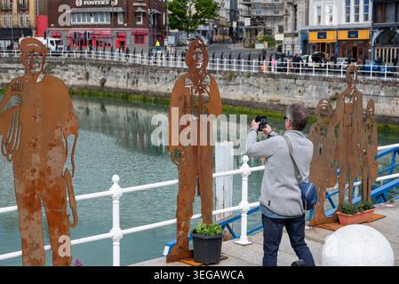 Ramsgate, Großbritannien. Mai 2026. Ein Mitglied der Öffentlichkeit macht ein Foto von den Installationen im Royal Harbour in Ramsgate. Sie stehen mit Giants Silhouetten, die im Ramsgate Harbour, Großbritannien, installiert wurden, um die Rolle der Stadt im Krieg zu ehren. Die vorübergehende Installation von 338 lebensgroßen Soldaten, einer pro 1000 Soldaten, die 1940 von den Stränden in Dünkirchen gerettet wurden, in Operation Dynamo. (Foto: Krisztian Elek/SOPA Images/SIPA USA) Credit: SIPA USA/Alamy Live News Stockfoto