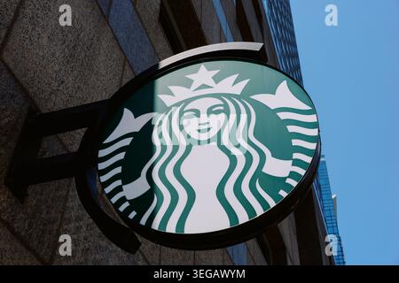 Toronto, Kanada - 18. Mai 2026: Schild für Starbucks Coffee Shop im Stadtgebäude Stockfoto